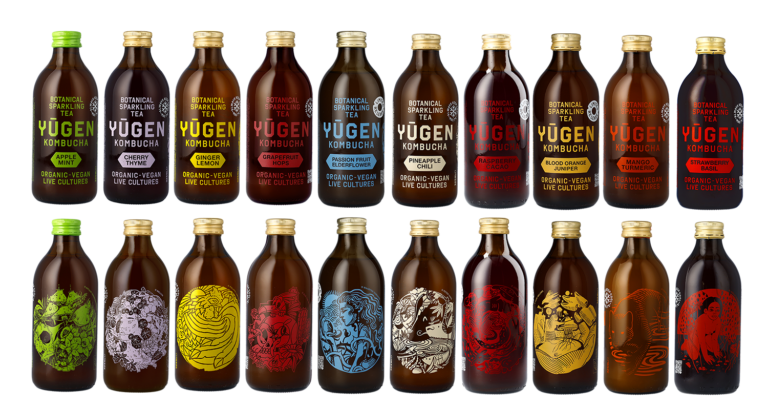 Variété de bouteilles de Yugen Kombucha avec étiquettes illustrées, proposant des saveurs telles que pomme menthe, cerise thym, gingembre citron, pamplemousse houblon, fruit de la passion fleur de sureau, ananas chili, framboise cacao, orange sanguine genièvre, mangue curcuma et fraise basilic, toutes mettant l'accent sur les qualités biologiques et végétaliennes.